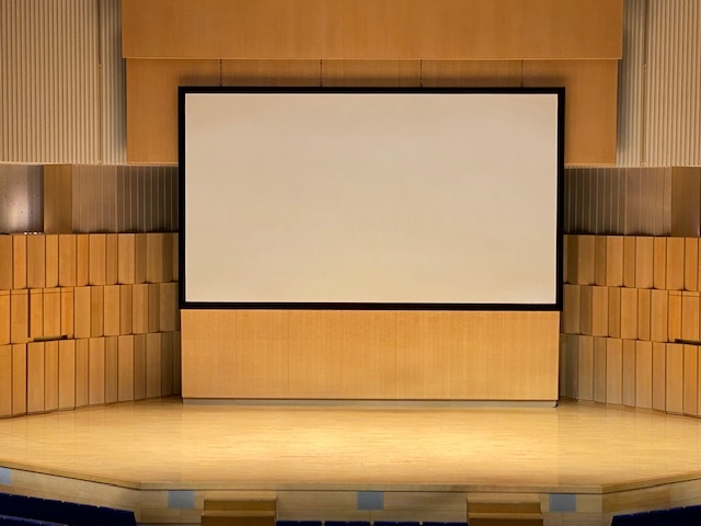 334インチスクリーン(メインホール)